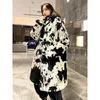 Зима сгущается негабаритная корова с печеной с капюшоном длинное искусственное изделия, меховое пальто женщины пушистый искусственный мех