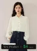 Kvinnors blusar Ziqiao French Style Pending Wood Ear Chiffon White Shirt for Women Autumn High-End Elegant V-Neck Simple Top Female