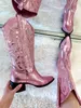 Zapatos de vestir botas de vaquero metálico rosa vaquillas occidentales para mujeres con el diseño de la marca de techo de tacón apilado de los pies apilados bordados 230816