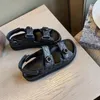 Designer tofflor nya Paris sommarsandaler tjocka sulstrand glider damer flip flops slingrar blommiga leopard broderade bomullsfluffiga päls tofflor glid.