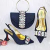 Spares de vestimenta Classics Style Magenta Color and Bags Mujeres nigerianas con bolsas a juego Slipper para boda real PA