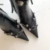 Nuevo Cagole Bootie Plata metalizada Mujer Punta puntiaguda Botines con tacón de aguja Diseñador Metal hebilla de cinturón decoración Botas de moda Botines con cremallera lateral