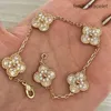 2023 Luxury Designer Charm Armband Clover Pearl 4 Pieces 18K Gold Necklace Earrings Wedding Laser Brand V0ZN