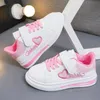 Sneakers Chaussures pour enfants Summer Kids Fashion Sports Casual Sports Loop Loop Love Broidery Princess Girls Sneakers polyvalent 230816