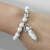 Charm armband trendiga hexagonala prisma hänge armband helande sten vita howlite pärlor för kvinnor armband elastiska män smycken handgjorda