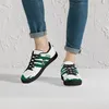 Klassische dunkelgrüne minimalistische Linie Schrift trendige Turnschuhe Freizeitschuhe