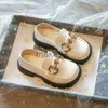 Spor ayakkabılar için çocuk moda somunları kızlar için 2022 bahar sonbahar yeni moda yumuşak prenses lolita tarzı moccasin ayakkabı metal toka klasik j230818