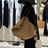 イブニングバッグ高容量バケツタイプワンショルダーレディースバッグハンドバッグファッション汎用性のある草織り女性のためのトート