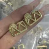 2023 Verschiedene beliebte Farben Ohrringe Designer für Frauen Trendy Geometrische Gestüt Valentinosität Luxus Gold Herzform Perle Kristall Gold Doppel gegen Buchstaben Schmuck kh4d