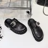 Zapatillas Summer Women Slippers Platform Rivets Punk Rock Cuero Mulas accesorios de metal creativos zapatos de fiesta casuales Toboganes al aire libre 230817