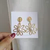 Pendientes Pendientes de estilo coreano Temperamento dorado Textura de metal Metal Flower Hollow Flower Simple Pearl Resumen Clip en