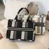 Totes Plaid Canvas Tote Bag for Women 2022 Luxury Designer Handväska Två storlekar fällbara stora kapacitetshoppare Tote axelväskor Kvinna HKD230819