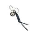 Designer Keychain Fashion Lovers Auto Key Buckle Luxury Mens Leer Handgemaakte Karabijnse sleutelhangers voor dameszakken Hanglijstje Keyrings Letter 238182D