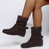 Bottes de grande taille Chelsea Boots Chaussures visqueuses pour femmes Boot de cheville Adulte Toe Round Talon Low Tube Femelle Bottes de mode grise augmente J230818