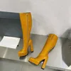 Bombas Brune de primera calidad Botas hasta la rodilla de cuero Bloque de punta puntiaguda Tacones gruesos Suela de cuero para grils mujeres Diseñador de lujo Zapatos de botón Calzado de fábrica