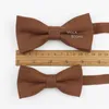 Nacke slipsar vackra solida 25 färger förälder barn bowtie set linnbarn husdjur män fjäril brun khaki beige casual fåglie gåva tillbehör 230818