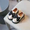 Tênis tênis sapatos de couro arco kids designer mocassins deslizam em crianças sapatos j230818