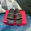 2023 New Lady Fashion Slipper Männer flache Fersenrutschen große Größe Schwarz Gummi -Luxusdesigner Sandale Outdoor Summer Schwimmschuh mit Box Urlaub Freizeitrutsche