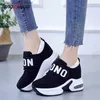 Klänningskor plattform kil sneakers damskor sneaker casual skor tränare kvinnliga kvinnor svart röda sneakers kvinnor tenis feminino t230818