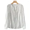 Kvinnors blusar White 2023 Spring Summer Fashion Style Shirts Högkvalitativa damer V-ringning Vintage-knappar Ruffles Sexig lös skjorta avslappnad