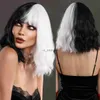 Syntetiska peruker 7jhh peruker Cruella Devil Wigs For Women Halloween Cosplay Wig Syntetisk hår peruk svart med vit naturlig bob wavy peruk med lugg hkd230818