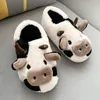 Chinelos leite vaca fofo de pele lamenta mulher fechada de pé de dedo de pé de lápides home slippers inverno quente coelho ruim kawaii liso de animais fofos slides sapatos 230817