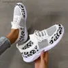 Sukienka buty 2022 Nowe modne damskie trampki antypośrednie buty damskie Buty kolorystyczne lampart mody Mesh Black Wedge Sneakers T230818