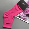 Mens Socks Tech Tech Tasarımcı Renkli Kadın Çoraplar Şeker Renk Renk Nefes Alabilir Ter Fitil Çift Çeşitler NK Baskı