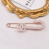 Varumärkesbroscher Designer Rhinestone Pearl Letter Brosch Suit Pin For Women Jewelry Accessories Wedding Party Gift