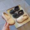 Sneakers bambini mocassini da ragazza dolce giapponese morbida e traspirante in metallo simpatico grazioso testa rotonda beige auto cucitura 2022 bambini primaverili di moda j230818