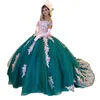 2023 Emerald Green Quinceanera Robes Bouche de bal sur les applications en dentelle épaule 3d Floral Flowers Flowers Corset Robe arrière Sweet 16 Vestido de 15 Anos Quinceanera