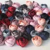 Dekorativa blommor kransar 10st 2 cm handgjorda satin tyg liten rosebud artificiell falsk för diy hår tillbehör bröllop klänning kläder hattar dekor hkd230818