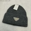 Berretto/berretto da cranio da donna maschile designer di cappelli beanie berretto berretto unisex lettere unisex invertite triangolo casual cofano outdoor cofano 18 colori cappelli a maglia donna Z230819