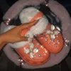 Slippers New Designer Luxury Femmes Sandales Platform Plategle With Charms Pearl Big Chain Slides Chaussures avec trou du peluche pour les femmes pantoufles J230818