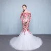 Robes de mariée de sirène blanche et rouge sexy 2019 Train de cour à l'épaule applique en tulle