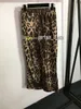 Camisetas de calças de leopardo para mulheres luxuosas Conjunto de outono de outono Spring Mulher Blusa Casual Blusa do pescoço de lapido calça