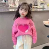 MWATH POLLOVER Girls Love Knitwear Top a manica lunga 2023 primavera e autunno New Children's Baby Sweet Fashion Sweater X0818
