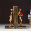 Obiekty dekoracyjne figurki 2PCS Bookends żywiczny Banksy Book Ends Showshelf 3D Figure Form Books End Miniature Figurine Holder Sujetalibros 230818