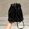 23SS Damen-Luxus-Designer-Tragetaschen, Handtasche, Damen-Beuteltasche mit Kordelzug, Handtaschen, Leder mit Original-Umhängetasche aus Metall, Quastentasche, Geldbörse 23 cm