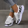 Sukienka buty 2022 Nowe modne damskie trampki antypośrednie buty damskie Buty kolorystyczne lampart mody Mesh Black Wedge Sneakers T230818