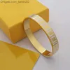 Bangle Europe America Top Designer Jewelry Lady Women Titanium Steel BlackWhite Enamel Engraved Letter 18K Gold Bangle Bracelet 4 Color Z230819