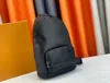 Sac à bandoulière pour homme noir de luxe au design de haute qualité Espace de rangement en cuir de vachette souple m46107