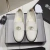 23ss Sneaker da donna in pelle di agnello trapuntata con linguetta Turnlock Mocassini Sandali 33 colori Patta con chiusura LOGO Mocassino Slip On Mocassini Oro Argento Cristalli Catena con fibbia Scarpe basse