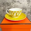 Кружки роскошные чайные чашки из 2 винтажных искусств Bone China Ceramic Coffee и тарелки евро Королевские чашки блюдки подарки 230817