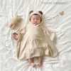 Kläder sätter ins koreanska baby söt bomulls huva badhandduk barnkläder badhandduk mjuk förpackning baby pojkar och flickor pyjamas z230818