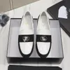 23ss Sneaker da donna in pelle di agnello trapuntata con linguetta Turnlock Mocassini Sandali 33 colori Patta con chiusura LOGO Mocassino Slip On Mocassini Oro Argento Cristalli Catena con fibbia Scarpe basse