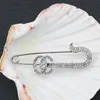 Varumärkesbroscher Designer Rhinestone Pearl Letter Brosch Suit Pin For Women Jewelry Accessories Wedding Party Gift