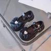 스니커즈 걸스 푸 신발 진주 활 부드러운 바닥 패션 공주 아파트 아이 유아 여자 파티 유아 로퍼 J230818