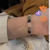 Le design de niche de Strand Hyun Yafeng est simple et ne se décolore pas le bracelet à la main de la fleur givrée pour femmes