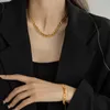 Kedjor Fun Light Luxury Stitched Chain 18K Gold Plated Asymmetric Necklace Armband Märkesdesign Enkel alla hjärtans dag